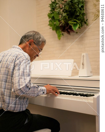 An elderly man who started learning piano as a hobby in his old age 94688611