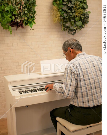 一個年紀大了就開始學習鋼琴作為愛好的老人 94688612