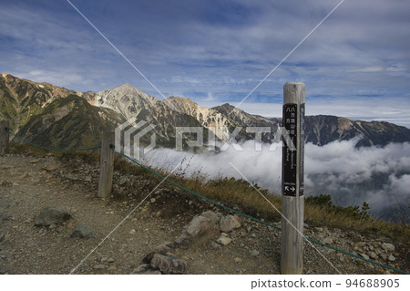 從八方一號自然步道(長野縣白馬村)看到的美麗而雄偉的白馬三山 從八方一號自然步道(長野縣白馬村)看到的美麗而雄偉的白馬三山 94688905