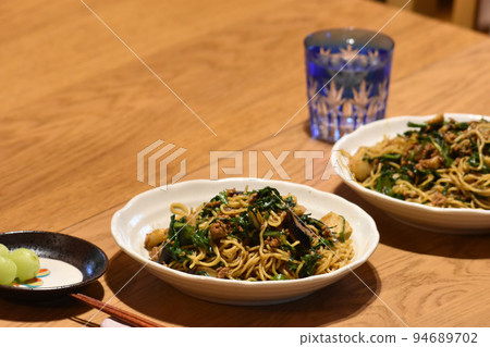 Lunch at a log house, yakisoba 94689702