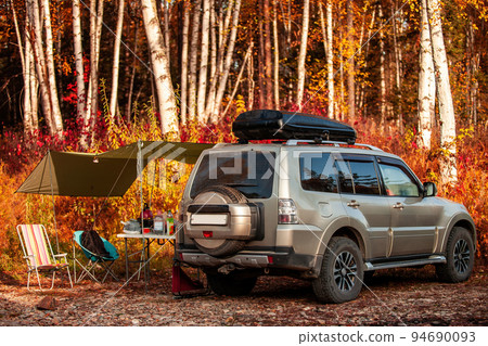 Car camping in autumn forest 94690093