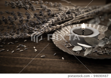 Aroma candles and lavender Relaxation image material Aroma candles and lavender Relaxation image material 94690487