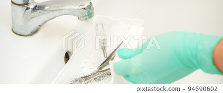 Hand in glove cleans the tweezers with water in-tray. Cleaning systems for tweezers Hand in glove cleans the tweezers with water in-tray. Cleaning systems for tweezers 94690602