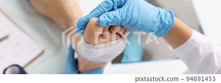 Doctor diagnoses pain and calluses on soles of feet Doctor diagnoses pain and calluses on soles of feet 94691453