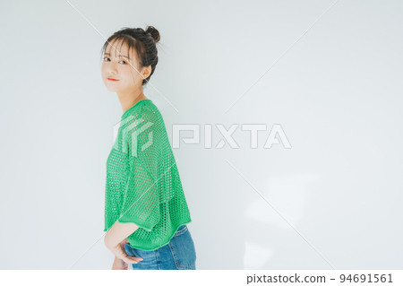 一位年輕女士的時尚形象 94691561