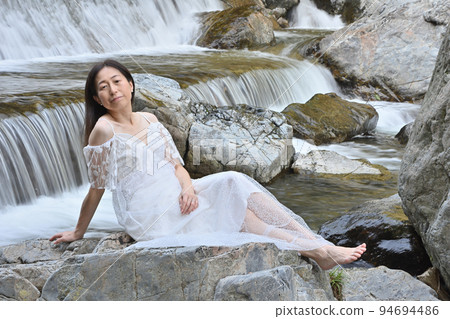 woman in the valley 94694486