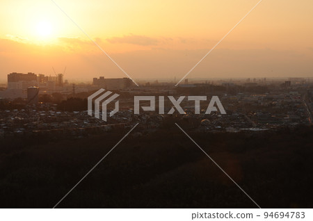 日落和建築工地的遠景 94694783