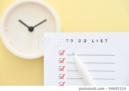 帶有時鐘背景的待辦事項列表 94695324