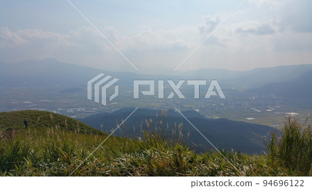 Scenery from Aso Daikanmine with swaying pampas grass 94696122