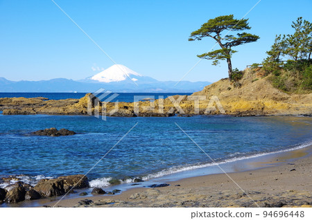 View of Mt. Fuji from Akiya / Tateishi coast (Yokosuka City, Kanagawa Prefecture) 94696448