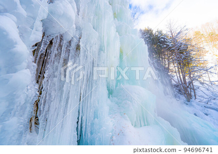 [Winter material] Freezing Zengorono Falls [Nagano Prefecture] 94696741