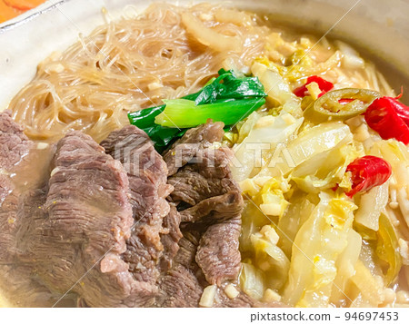 中國四川菜，酸辣湯（辣牛肉煮） 94697453