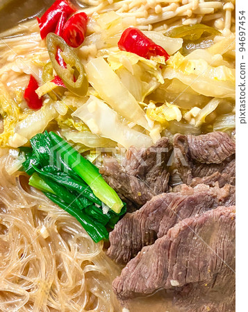 中國四川菜，酸辣湯（辣牛肉煮） 94697454