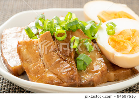 各種燉豬肉和煮雞蛋。 94697610