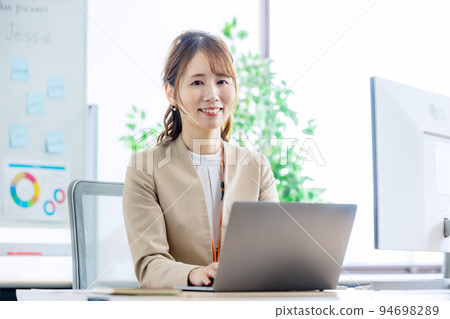 在明亮的辦公室工作的女商人 94698289