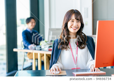 在辦公室工作的年輕女工程師 94698734