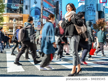 早上通勤女商人澀谷爭奪路口 94699345
