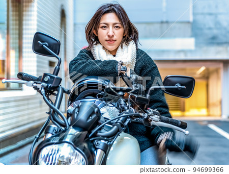 乘坐摩托車涉谷上下班的女商人 94699366
