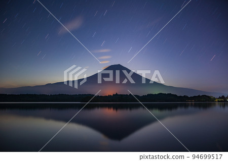 (Shizuoka Prefecture) Lake Tanuki and Mt. Fuji in the starry sky 94699517