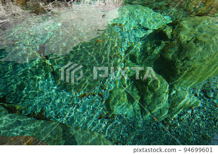 日本高知縣阿川郡仁淀川町高度透明的秋天仁淀藍 94699601