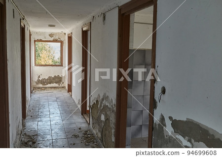 Abandoned building interior 94699608