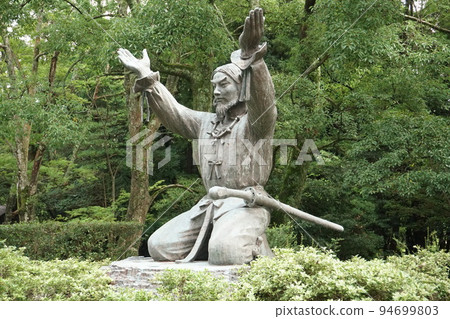 The statue of Musubi of Izumo Taisha 94699803
