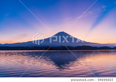 (Shizuoka Prefecture) Lake Tanuki and Mt. Fuji at sunrise 94699883