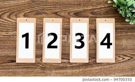 4 個帶有 1234 個數字的標籤 _ 茶板和綠色背景 94700350