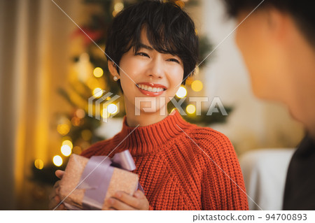 聖誕樹客廳在晚上 94700893