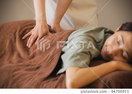Chiropractic massage relaxation 94700953