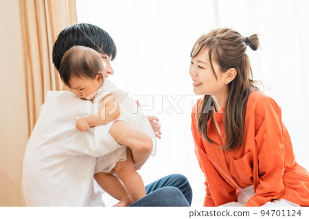 Parent and child smiling in front of the curtain 94701124