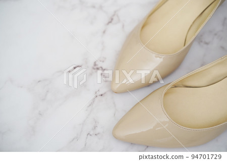 米色高跟鞋 94701729