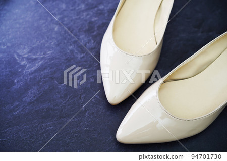 米色高跟鞋 94701730