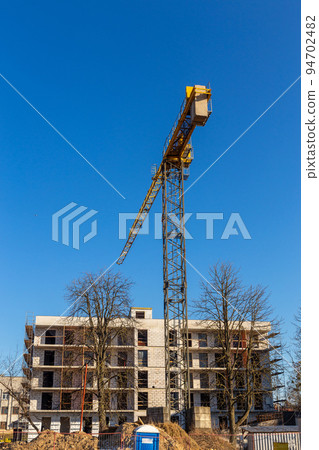 Insulation of the exterior walls of a building under construction. 94702482