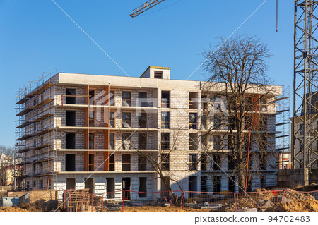 Insulation of the exterior walls of a building under construction. 94702483