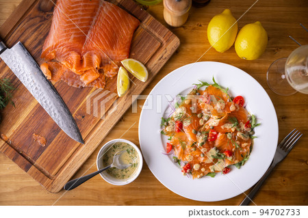 sliced and smoked salmon salada 94702733