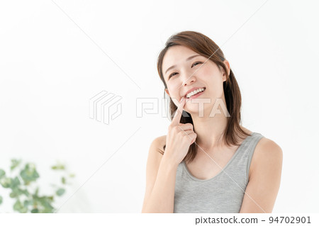 Female tooth Female tooth 94702901