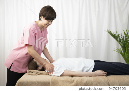 接受手法治療的女性和手法治療師的女性 94703603