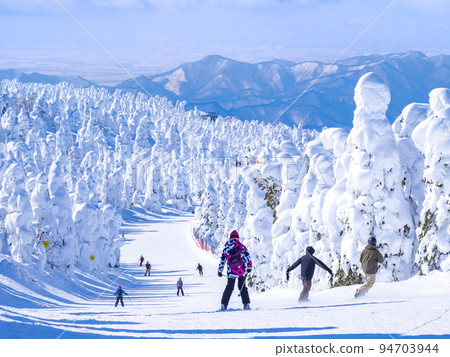 人們在冰原上滑行（山形縣藏王溫泉滑雪場） 94703944