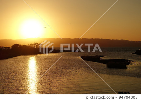 靜謐大海的夕陽（長崎縣：大村灣） 94704005