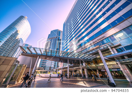 在日本 9 月的東京城市景觀。俯瞰品川站和辦公樓 = 9 月 26 日 94704835