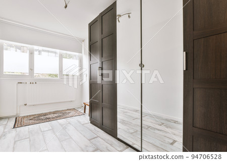 A cozy and spacious empty room in a luxury house A cozy and spacious empty room in a luxury house 94706528