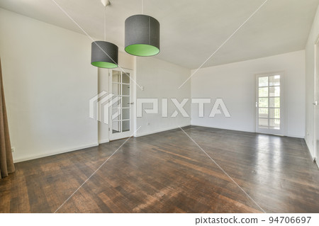 A cozy and spacious empty room in a luxury house A cozy and spacious empty room in a luxury house 94706697