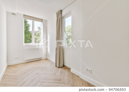 Plastic window and radiator on white wall in empty light room at home 94706893