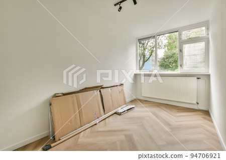Plastic window and radiator on white wall in empty light room at home 94706921