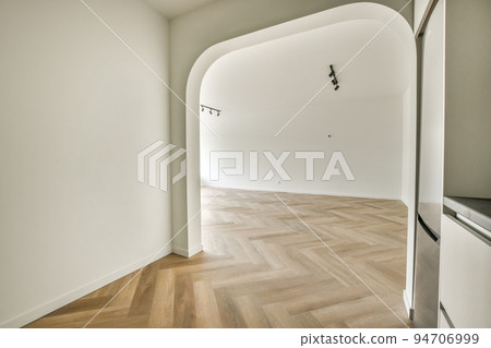 Plastic window and radiator on white wall in empty light room at home 94706999