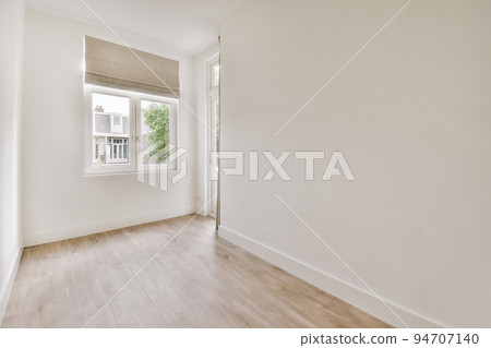 A cozy and spacious empty room in a luxury house A cozy and spacious empty room in a luxury house 94707140