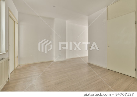 Plastic window and radiator on white wall in empty light room at home 94707157