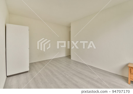 Plastic window and radiator on white wall in empty light room at home 94707170