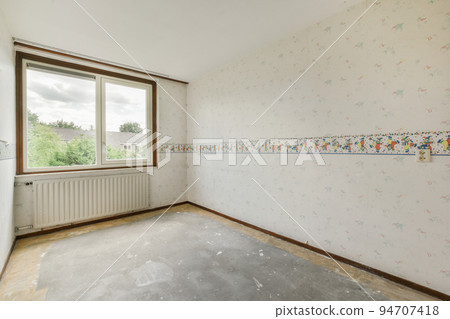 Plastic window and radiator on white wall in empty light room at home 94707418